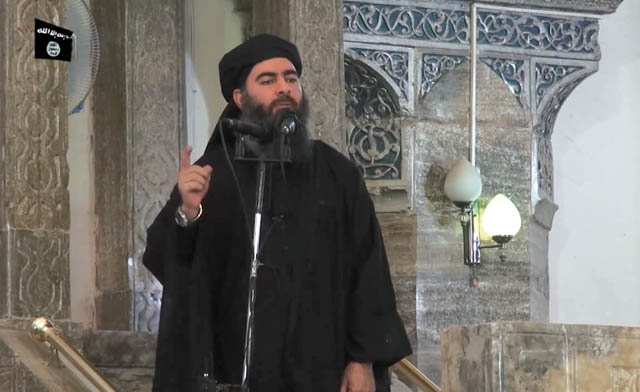 This image grab taken from a propaganda video released on July 5, 2014 by Al Furqan Media allegedly shows the leader of the Daesh group, Abu Bakr Al Baghdadi, addressing Muslim worshippers at a mosque in the militant-held northern Iraqi city of Mosul (AFP photo)