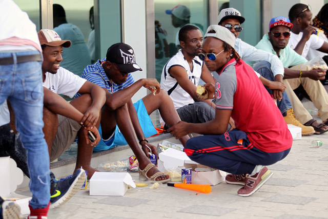 Migrant workers have food during a celebratory event before the final football match between Taleb Group and Gulf Contracting at Qatar Workers Cup in Doha, Qatar, May 6, 2016 (Reuters file photo)