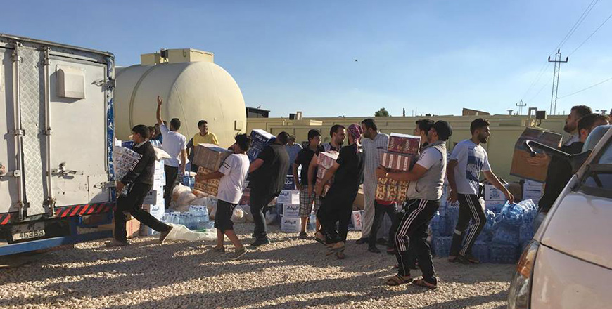 Ramtha youth help load trucks with relief aid to send across border to stranded Syrians on Sunday (Photo courtesy of Muthanna Zoubi)