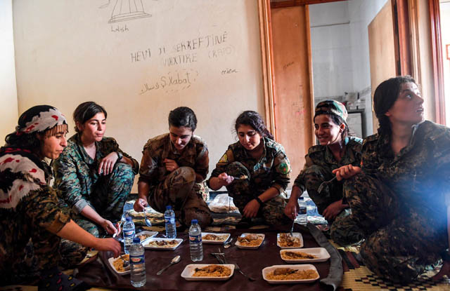 Members of the Women’s Protection Units eat on the eastern outskirts of Raqqa on Tuesday during the ongoing offensive by the Syrian Democratic Forces to retake the city from the Daesh group (AFP photo)