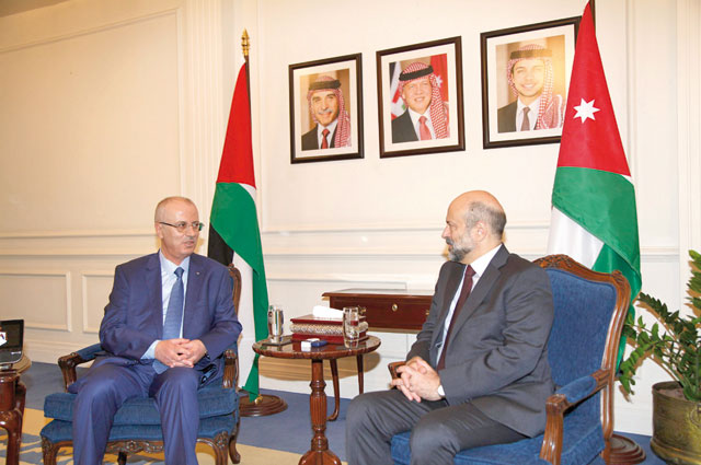 Prime Minister Omar Razzaz meets Palestinian counterpart Rami Hamdallah in Amman on Monday (Petra photo)