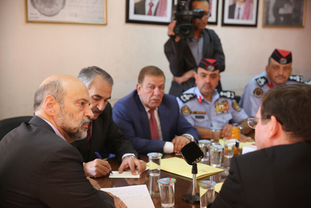 Prime Minister Omar Razzaz (left) meets with officials at Al Bashir Hospital in Amman on Monday (Petra photo)