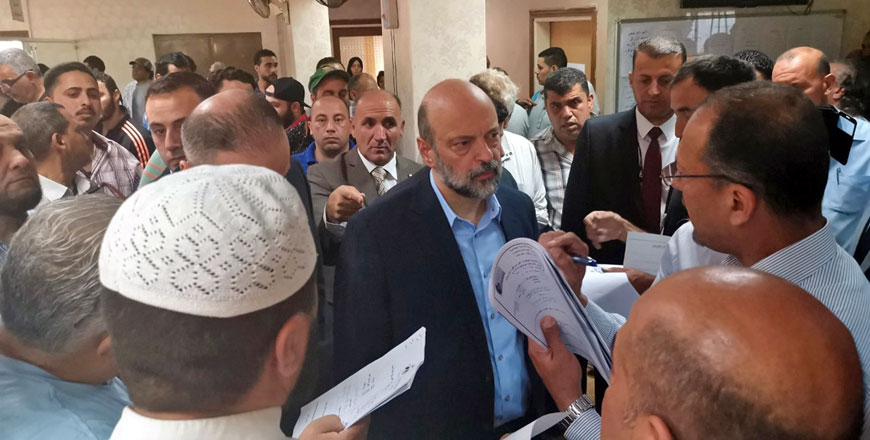   Prime Minister Omar Razzaz on Sunday pays an unannounced visit to the Marka District affiliated with the Greater Amman Municipality (GAM) to thank its employees for receiving the highest assessment of the ‘mystery shopper’s’ results on the level of service provided to citizens by the GAM’s 22 offices across the capital (Petra photo)
