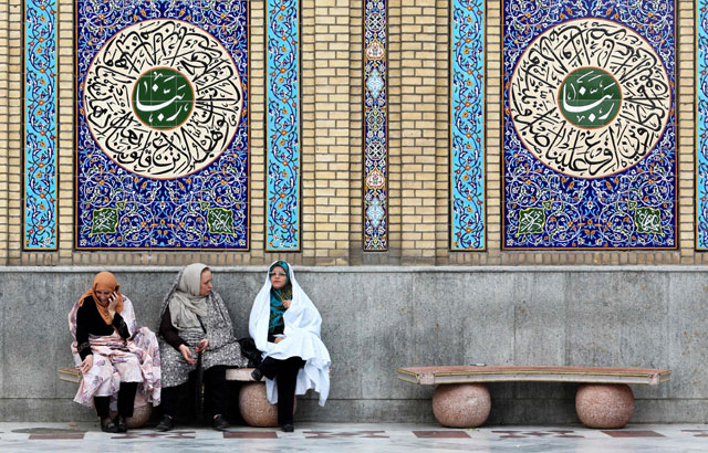 Iran Shiite Muslims sit at the Emamzadeh Saleh Mosque in Tajrish square in northern Tehran on Tuesday, during the Muslim holy month of Ramadan (AFP photo)