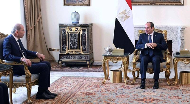 Prime Minister and Minister of Foreign Affairs Ayman Safadi delivers a message from His Majesty King Abdullah to Egyptian President Abdel Fattah El Sisi during a meeting on Wednesday at Al Ittihadiya Palace in Cairo (photo courtesy of Foreign Ministry)