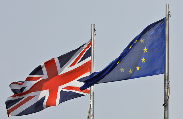 In this August 18, 2016 photo, a Union Jack flag and a European flag blow in the wind in front of the city hall in London (AP photo)