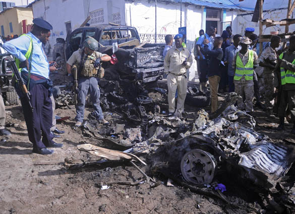 Somali soldiers attend the scene of a suicide car bomb attack on a police station in Mogadishu, Somalia, on Thursday (AFP photo)