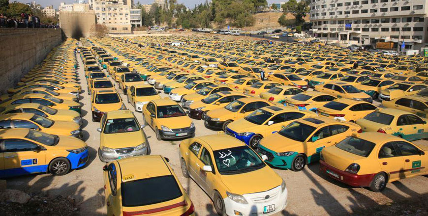 This photo shows hundreds of taxi drivers on Tuesday held a protest in front of Parliament denouncing the deterioration in the demand for their services since introduction of ride-hailing apps (Photo by Osama Aqarbeh)