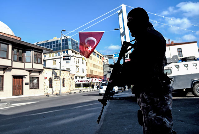 This file photo taken on January 2 shows a Turkish special force police officer standing guard at Ortakoy district near the Reina night club, in Istanbul, one day after New Year gun attack (AFP photo)