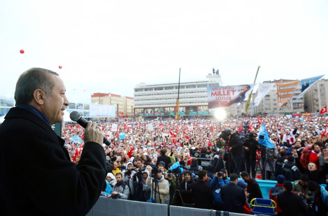 Turkish President Recep Tayyip Erdogan addresses the crowd during a mass opening ceremony in Kocaeli, Turkey, on Sunday (Anadolu Agency photo)