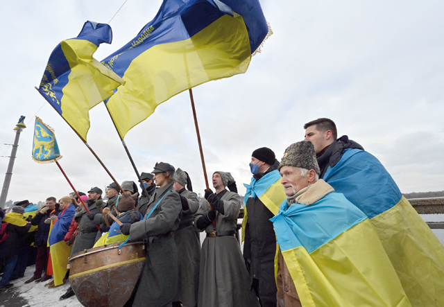 People form a symbolic human chain on a bridge across the Dnieper River in Kyiv, to mark the Day of Unity of Ukraine, on January 22, celebrating the 103rd anniversary of the unification of eastern and western Ukraine in 1919 (AFP photo)