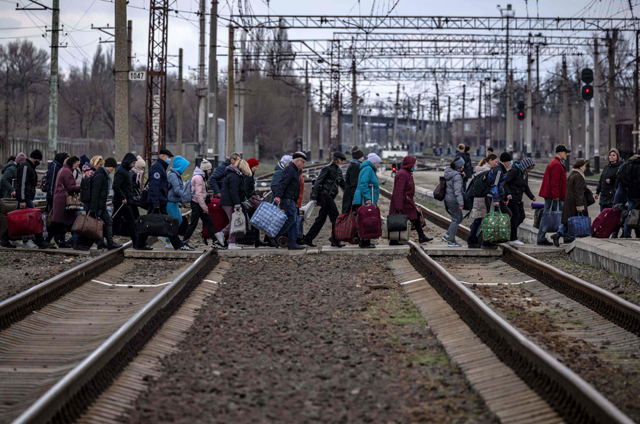 Families arrive to board a train at Kramatorsk central station as they flee the eastern city of Kramatorsk, in the Donbass region on Monday, amid Russian invasion of Ukraine (AFP photo)