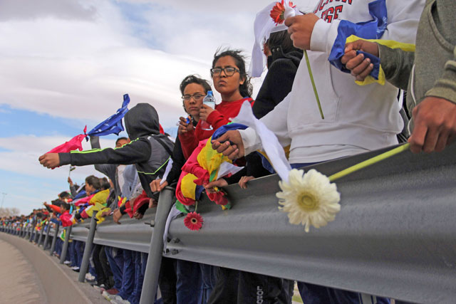 People from Ciudad Juarez carrying flowers protest against the politics of US President Donald Trump along the Rio Bravo, in the border between Ciudad Juarez and El Paso, Texas, in Ciudad Juarez, Mexico, on Friday (AFP photo)