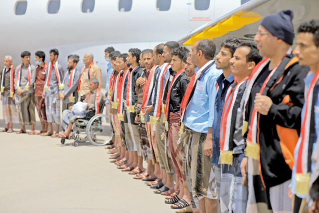 Members of Yemeni government forces who have been recently released, disembark from an aircraft upon arrival at Marib airport on Sunday (AFP photo)