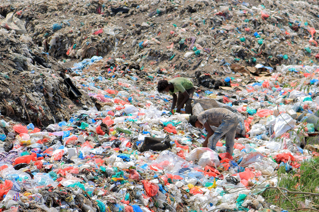 Youths collect recyclable items at a garbage dump in Yemen's Red Sea port city of Hodeida on August 15 (AFP photo)