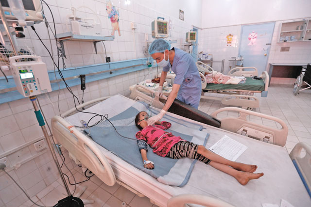 Yemeni children suffering from diphtheria receive treatment at a hospital in the capital Sanaa on Wednesday (AFP photo)