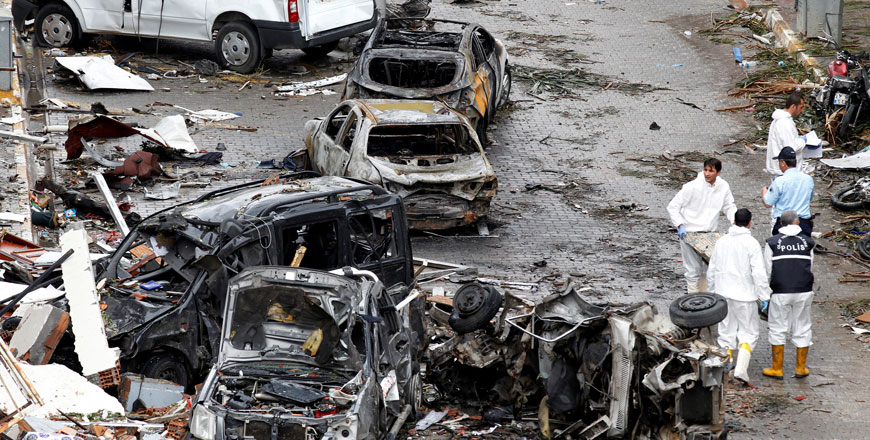 Rescue workers on one of the scenes of the twin car bomb attacks in the town of Reyhanli near Turkey's border with Syria, May 12, 2013 (Reuters file photo)