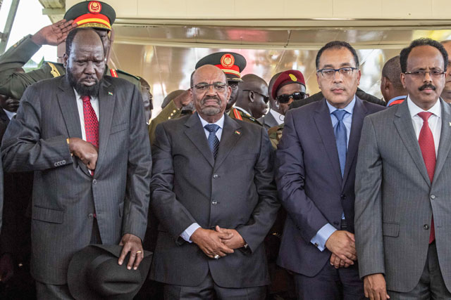 South Sudan's President Salva Kiir (left), Sudan's President Omar Al Bashir (second left), Somalia's President Mohamed Abdullahi Mohamed (right) and Egypt’s Prime Minister Mostafa Madbouli (second right) look on after offering flowers at John Garang Mausoleum during a peace ceremony in Juba, South Sudan, on Wednesday, as South Sudan rebel leader Riek Machar returns to the city for the first time in more than two years to take part in the ceremony (AFP photo)
