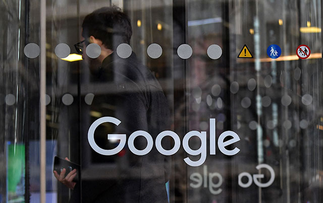 In this file photo taken on January 18, 2019 a visitor enters the offices of Google in London (AFP photo)