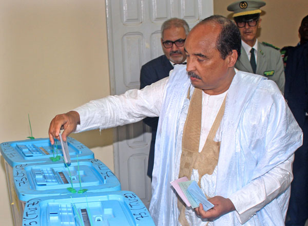 Mauritanian President Mohamed Ould Abdel Aziz casts his vote on Saturday at a polling station in Nouakchott for the country's legislative, regional and local elections (AFP photo)