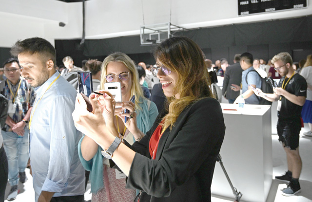 People take a look at the Samsung Note 10 phone after a launch event on Wendesday at the Barclays Centre in Brooklyn, New York   (AFP photo)
