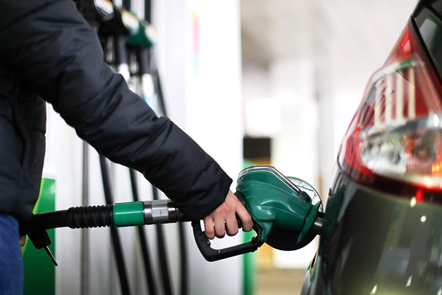 A motorist uses a pump as they re-fuel their car with unleaded petrol at a filling station in central London in November 20, 2017 (AFP photo)