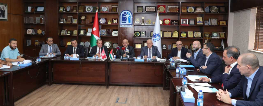 President of the Amman Chamber of Commerce Khalil Hajj Tawfiq during a meeting with a Tunisian trade delegation on Tuesday (Petra photo)