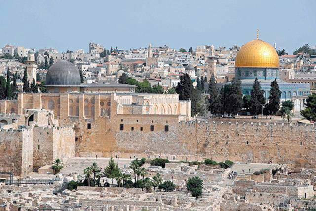 The Old City of Jerusalem with the Dome of the Rock (right) and Al Aqsa Mosque (left) (AFP photo)