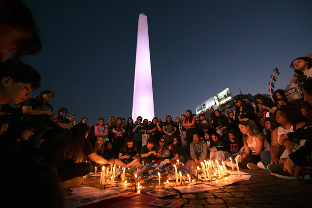 Fans light candles as they pay tribute to the late British singer Liam Payne at the Obelisco in Buenos Aires on October 17 (AFP photo)