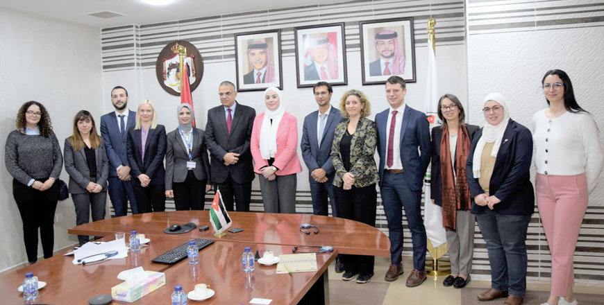 Social Development Minister Wafa Bani Mustafa poses for a group photo during her meeting with a delegation from the French Development Agency and Expertise France  (Petra photo)