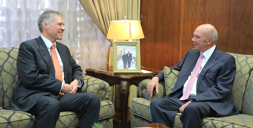 Senate President Faisal Al Fayez (right) and British Ambassador to Jordan Philip Hall discuss the aspects of Jordanian-British relations and the current regional situation (Petra photo)