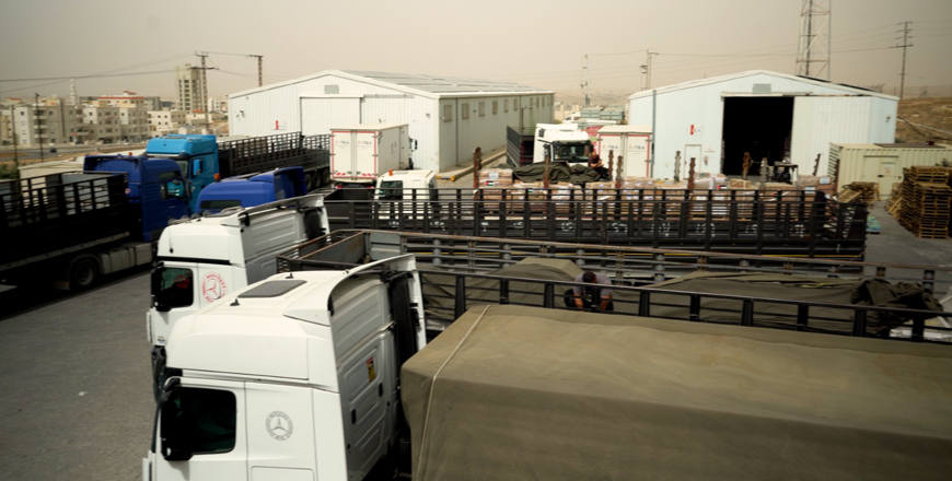 The Jordan Armed Forces-Arab Army and the Jordan Hashemite Charity Organisation send on Wednesday a new aid convoy of 40 trucks to Gaza (JAF photo)