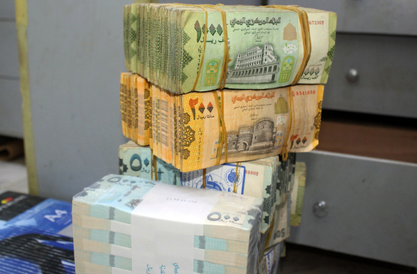 Old and new Yemeni banknotes are pictured at a money exchange office in the southern port city of Aden on Thursday (AFP photo)