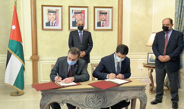 Prime Minister Bisher Al Khasawneh attends the signing ceremony of an agreement to develop and maintain the Darsak online platform between the Ministry of Education and Mawdoo3.com on Wednesday (Petra photo)