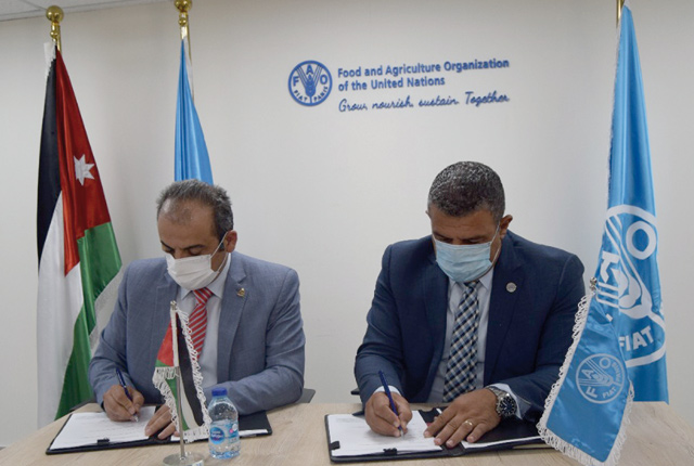 FAO Representative in Jordan Nabil Assaf and National Agricultural Research Centre Director General Nizar Haddad sign a Letter of Agreement to build the capacity to use the Ma’ Al Muzare’ – NARC application (Photo courtesy of FAO)