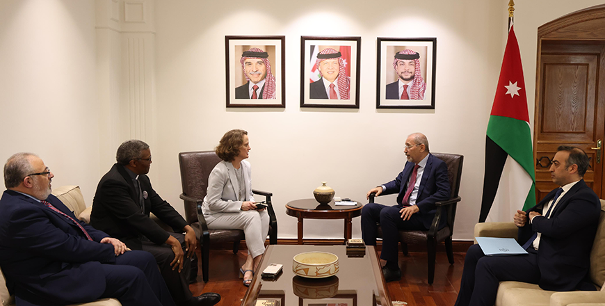 Deputy Prime Minister and Foreign Minister Ayman Safadi on Wednesday meets with a delegation from the Churches for Middle East Peace  (Petra photo)