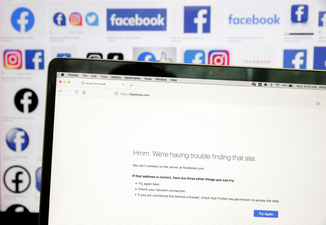  In this photo illustration, the Facebook logo is displayed next to a screen showing that the Facebook website is down on Monday in San Anselmo, California (AFP photo)