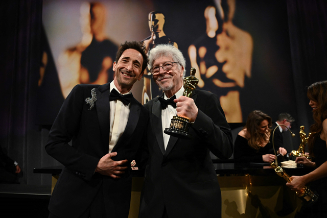 US actor Adrien Brody, winner of Oscar for Best Actor in a Leading Role for ‘The Brutalist’, stands with his father Elliot Brody during the 97th Annual Academy Awards Governors Ball at the Dolby Theatre in Hollywood, California, on Sunday (AFP photo)