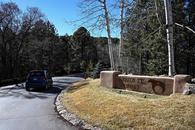 A general view of the entrance to the Santa Fe Summit neighborhood where late US actor Gene Hackman lived, in Santa Fe, New Mexico, on February 28 (AFP photo)