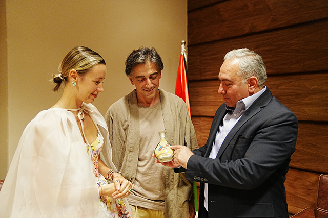 World-renowned Russian couple Natalia and Murad Osmann, creators of the “iconic” global photography project ‘FollowMeTo’, choose the rose-red city of Petra as the backdrop for their 10th wedding anniversary celebration (Photo courtesy of PDTRA)