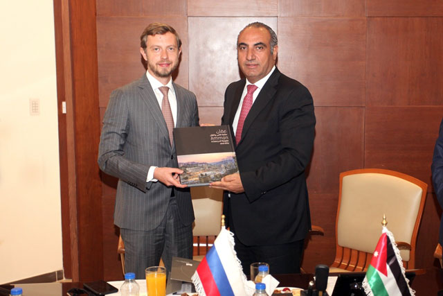 Amman Mayor Yousef Shawarbeh and Deputy International Affairs Minister of Moscow City government Shutenko Oleg during a meeting in Amman on Thursday (Photo courtesy of GAM)