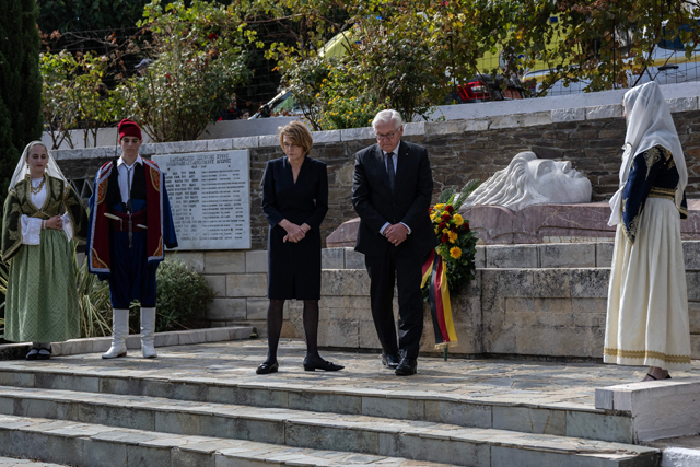 German President Frank-Walter Steinmeier (right) lays a wreath with his wife Elke Buedenbender (left) at the memorial for the fallen in the national liberation struggle during WWII, at the village Kandanos on the island of Crete, on Thursday (AFP photo)
