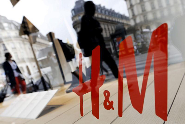 People walk past the window of a H&M store in Paris, France, August 24, 2015 (Reuters file photo)