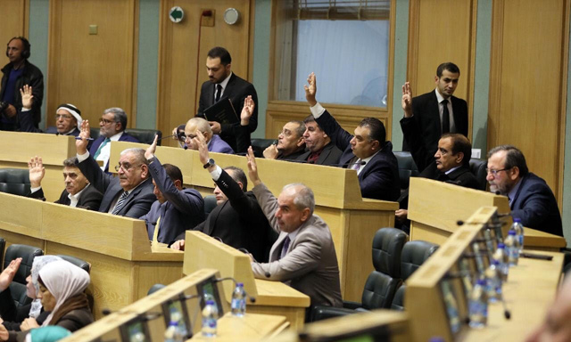   Lower House members vote to approve the Senate’s amendments to the Public-Private Partnership Law during their Sunday session  (Photo by Osama Aqarbeh)