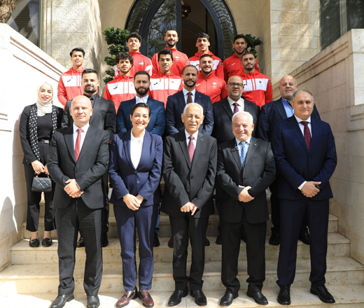 Royal Court Chief Youssef Issawi on Monday, at the Royal Hashemite Court, meets a delegation from the Jordan Karate Federation (Petra photo)