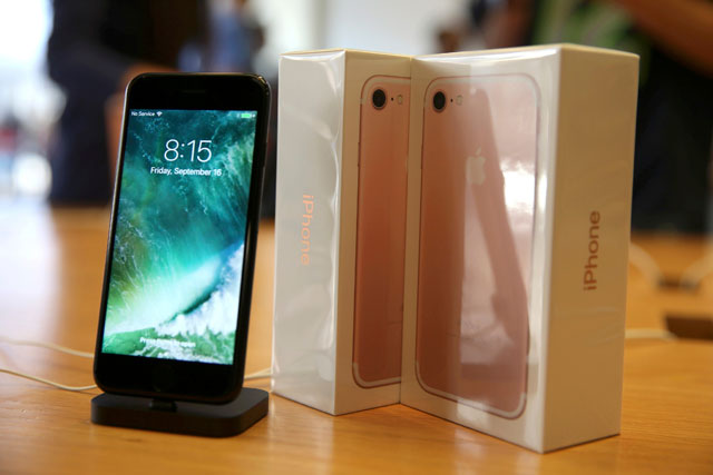 The new iPhone 7 smartphone goes on sale inside an Apple Inc. store in Los Angeles, California, US, on September 16, 2016 (Reuters photo)
