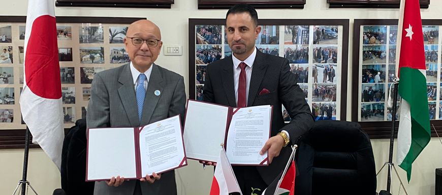 Japan’s Ambassador to Jordan Okuyama Jiro and Chairman of the Jemzo Charity Association Sameer Abd-Aljawad during a signing ceremony on Wednesday (Photo courtesy of Japanese embassy)