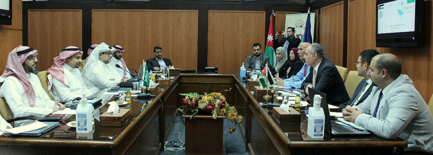 Director of the National Electric Power Company Amjad Rawashdeh and the Saudi Power Procurement Company CEO Mazin Al Bahkali and their associated delegations during a meeting on Tuesday (Petra photo)