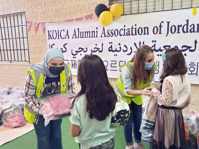The Korea International Cooperation Agency  Alumni Association of Jordan on Sunday donated school supplies for 165 orphans (Photo courtesy of KOICA)