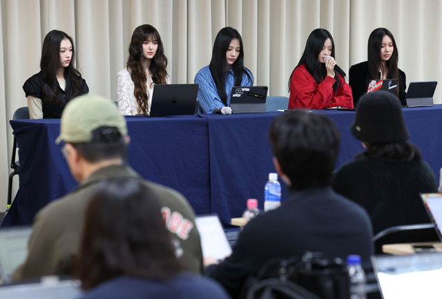 South Korean K-pop girl group NewJeans members from left to right: Haerin, Danielle, Minji, Hanni and Hyein attend a press conference in Seoul on Thursday (AFP photo)